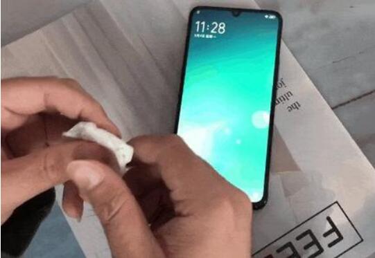 手机屏幕上出现大量的指纹和污渍该如何处理?
