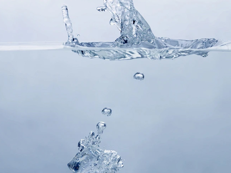 在精密清洗和精密冷却这类对介质性能要求严苛的应用中，电子氟化液凭借低表面张力特性可实现哪些具体的应用价值？