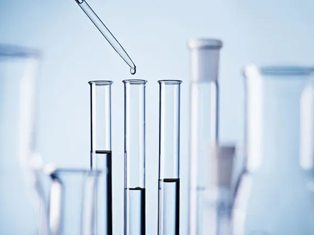 金属腐蚀速率如何受溶液浓度、环境温度及暴露时间的影响？其作用机制是什么？