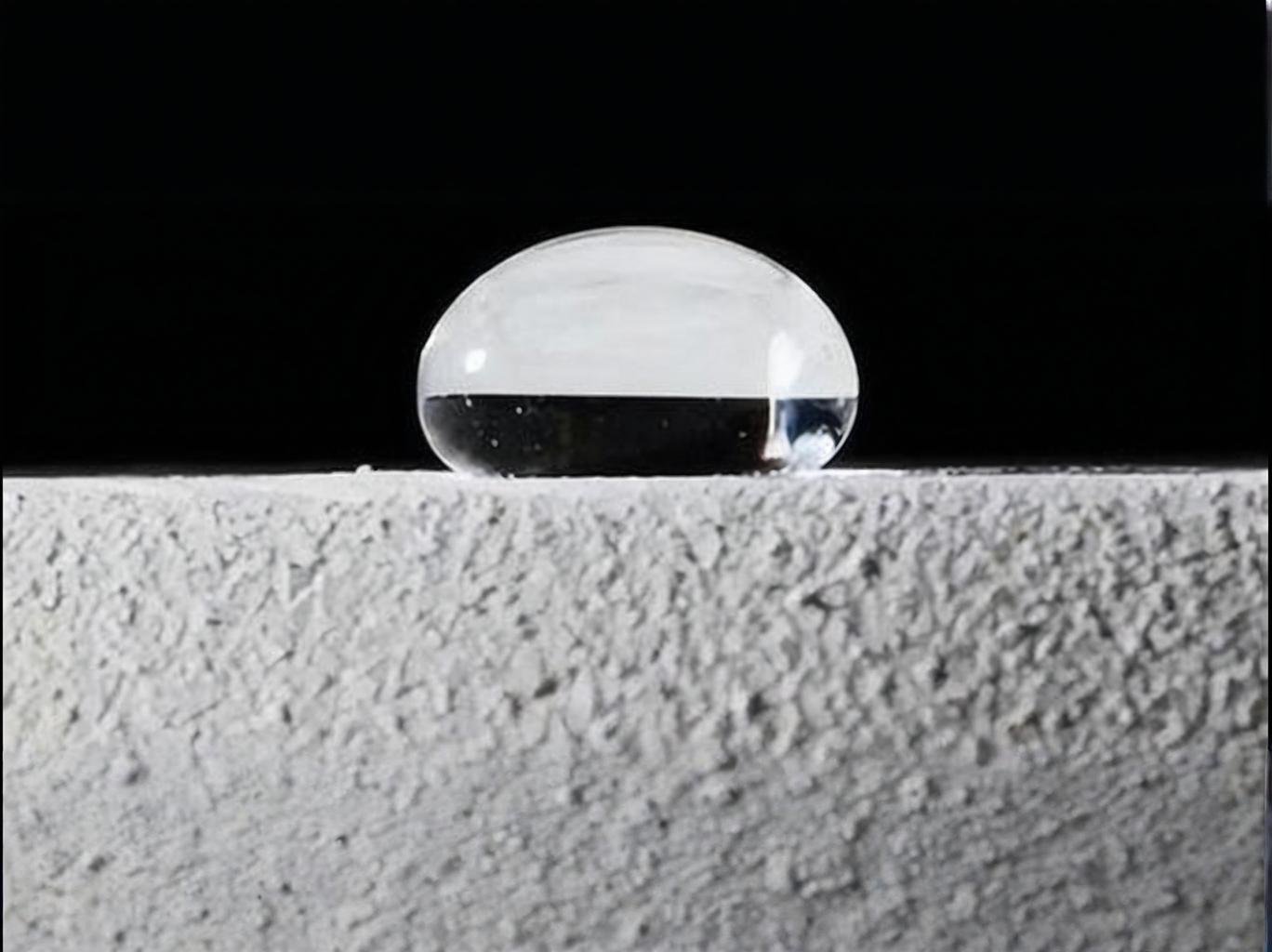 超疏水表面在空气中长期暴露后，接触角为何从160°降至120°？