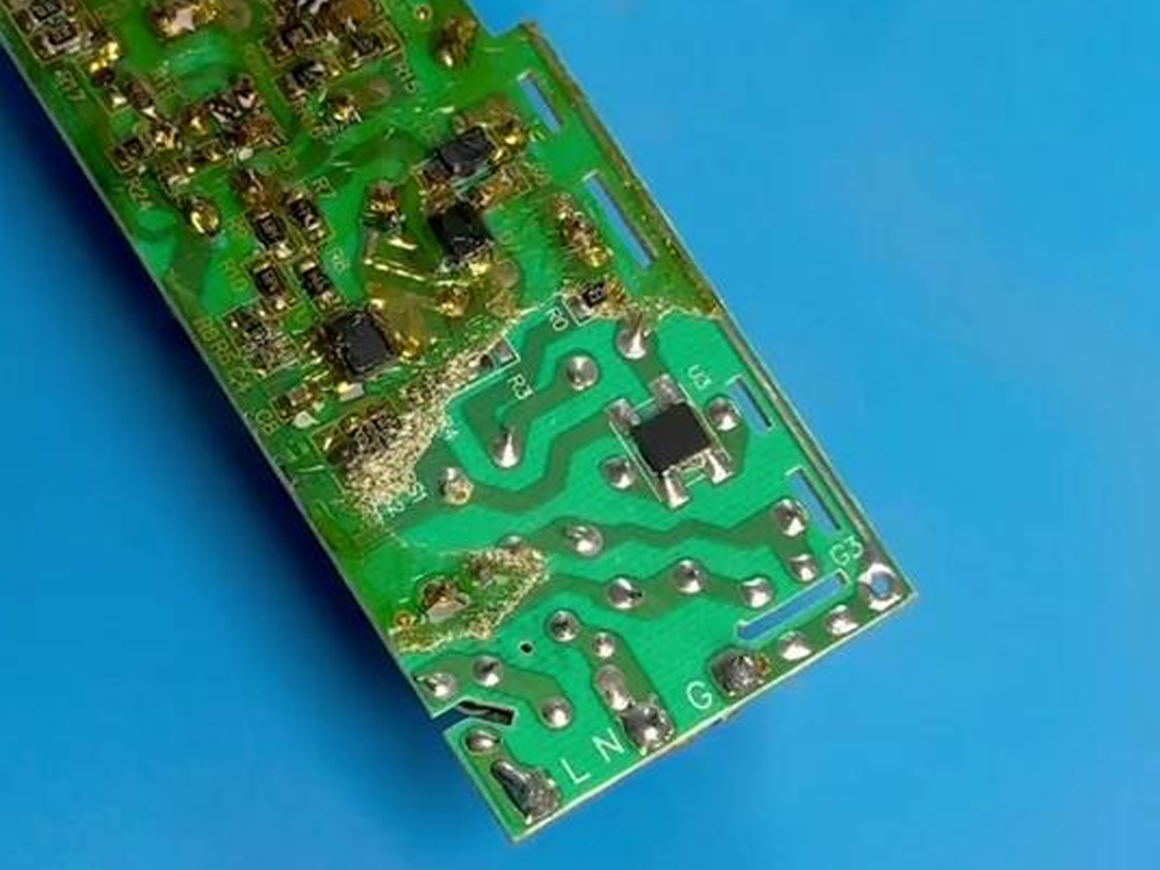 随着时间推移，空气中的油污、灰尘吸附在涂层表面形成“污染层”后，自清洁能力下降多少？