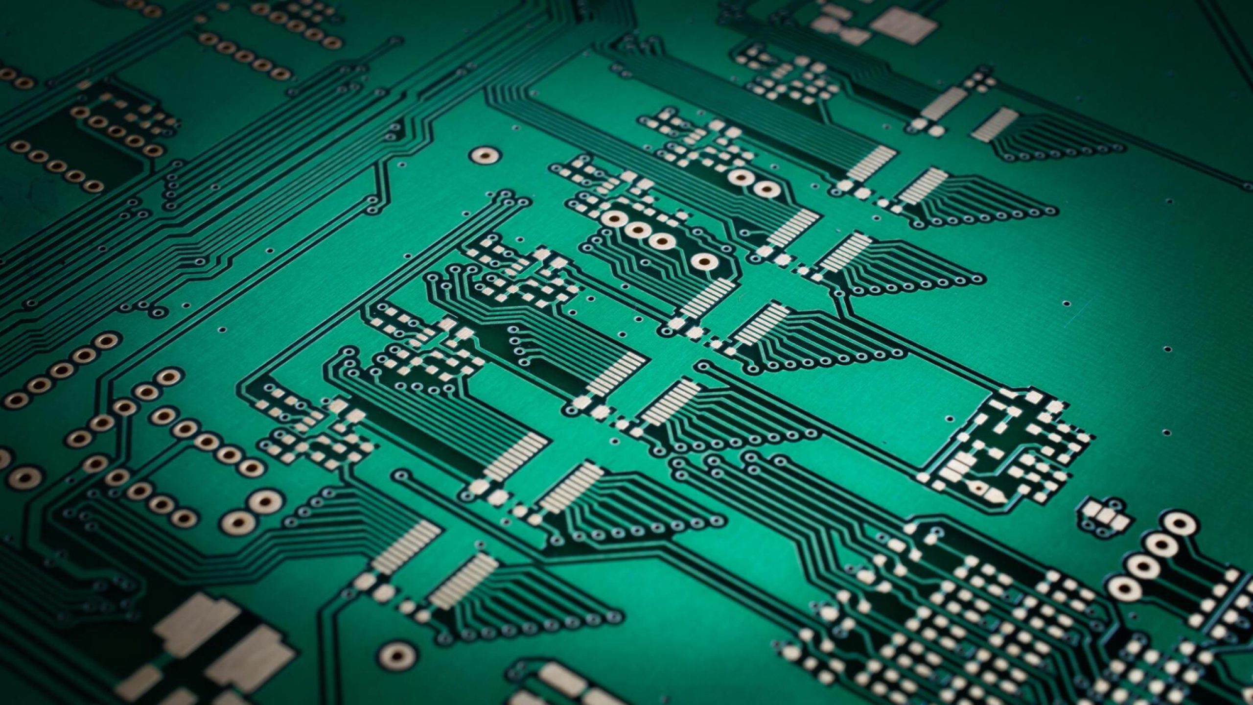 PCB 是什么意思？通俗解读 PCB 定义、作用、分类及和 PCBA 区别