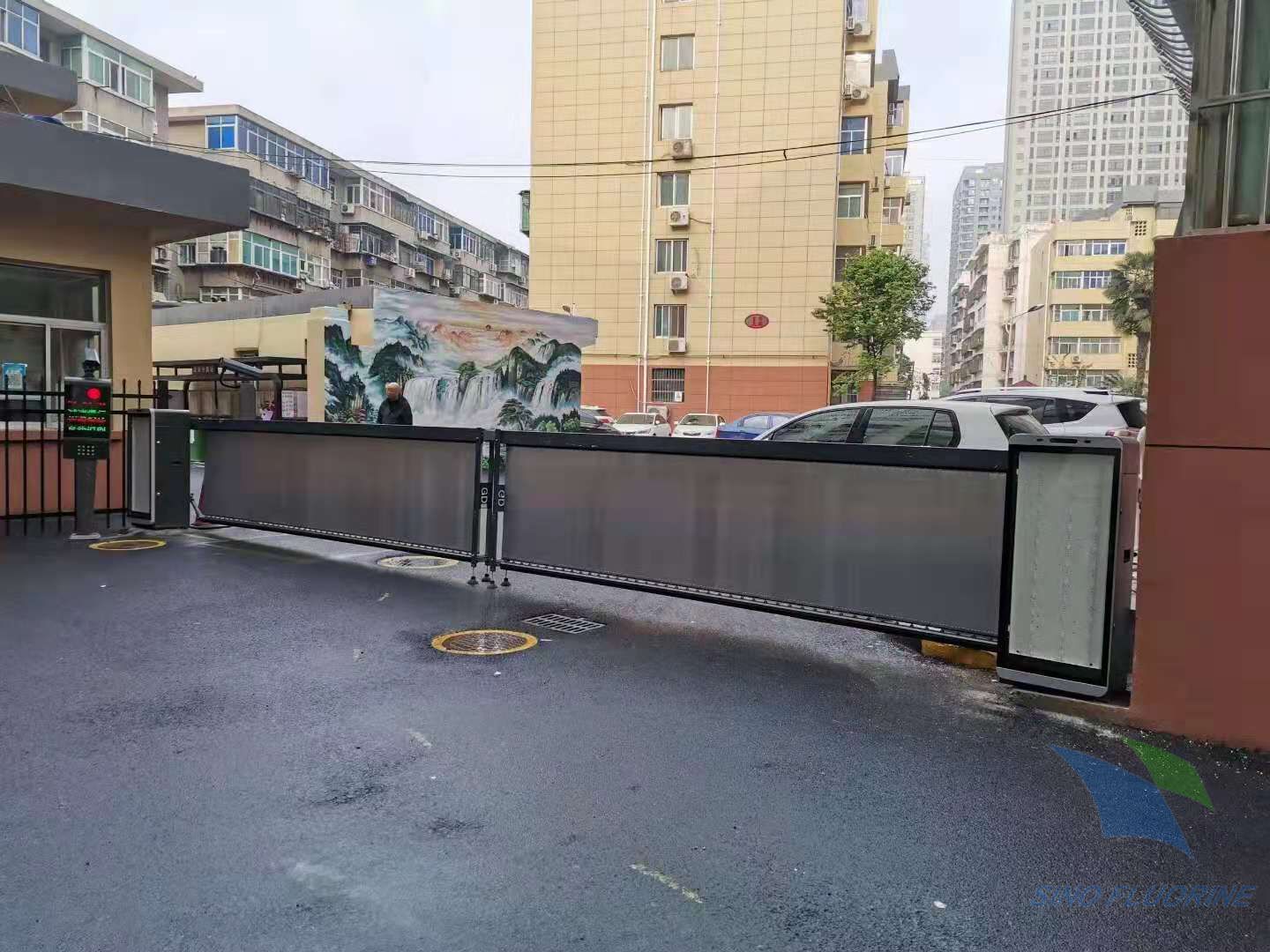 车牌识别闸机频繁死机失灵？潮湿盐雾硫化三重腐蚀致 PCBA 瘫痪，深圳中氟电子涂层剂 + 电路板防潮方案，闸机防水寿命提升 3 倍